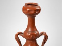 Ame Ker 6  Ame Ker 6, Mexiko, Bundesstaat Jalisco, Guadalajara/Tonalá, Kolonialzeit, 17./18. Jahrhundert, Flasche, Etagengefäß, búcaro, Ton, H 36,3 cm, Dm Bauch 31 cm, Dm Mündung 7 cm : Museumsfoto: Claus Cordes, Bestandskatalog Ethnologie